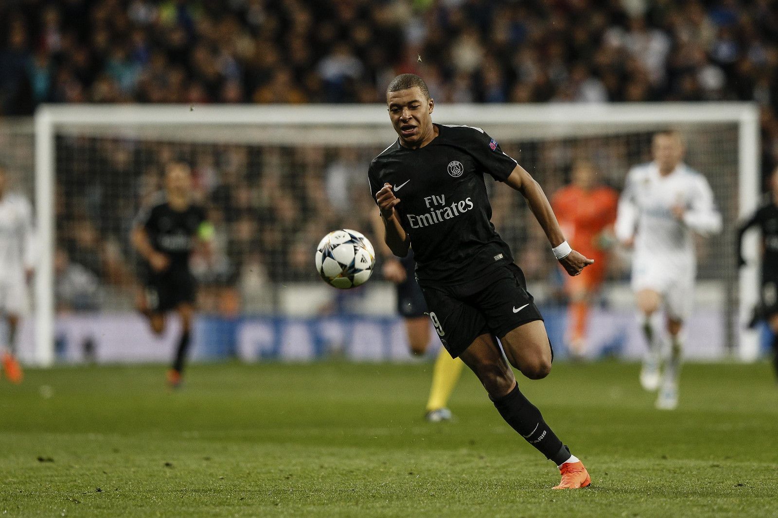 拜仁客战斯图加特：雅克松、金玟哉首发，乌尔比希出战（拜仁客场对阵斯图加特：雅克松、金玟哉先发，乌尔比希登场）