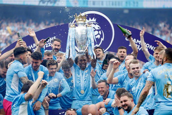 巴萨梅西进球助球队领先塞维利亚（梅西建功助巴萨领先塞维利亚）