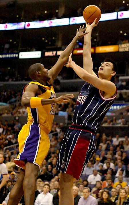 曼联客场不败创英超最长纪录，B费贡献2球1助攻，但防守漏洞明显，积分排名靠后。（曼联客场不败续写英超最长纪录，B费梅开二度并送助攻，防线隐患明显、积分依旧靠后）