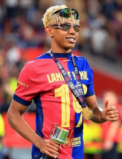 从替补到主力，他靠努力逆袭（他凭努力从替补跃升为主力）