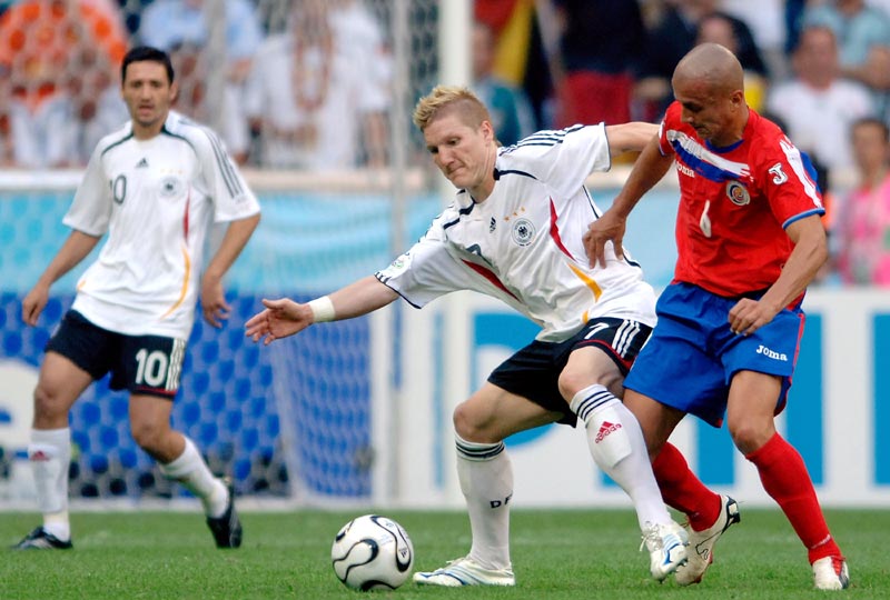 心系老东家，维尼修斯晒穿达尼洛弗拉门戈13号球衣打游戏（情牵旧主，维尼修斯晒身穿达尼洛弗拉门戈13号球衣打游戏）